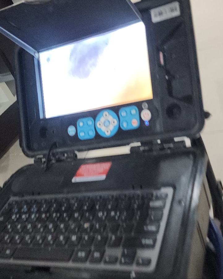 욕실에 놓인 배관 내시경 카메라